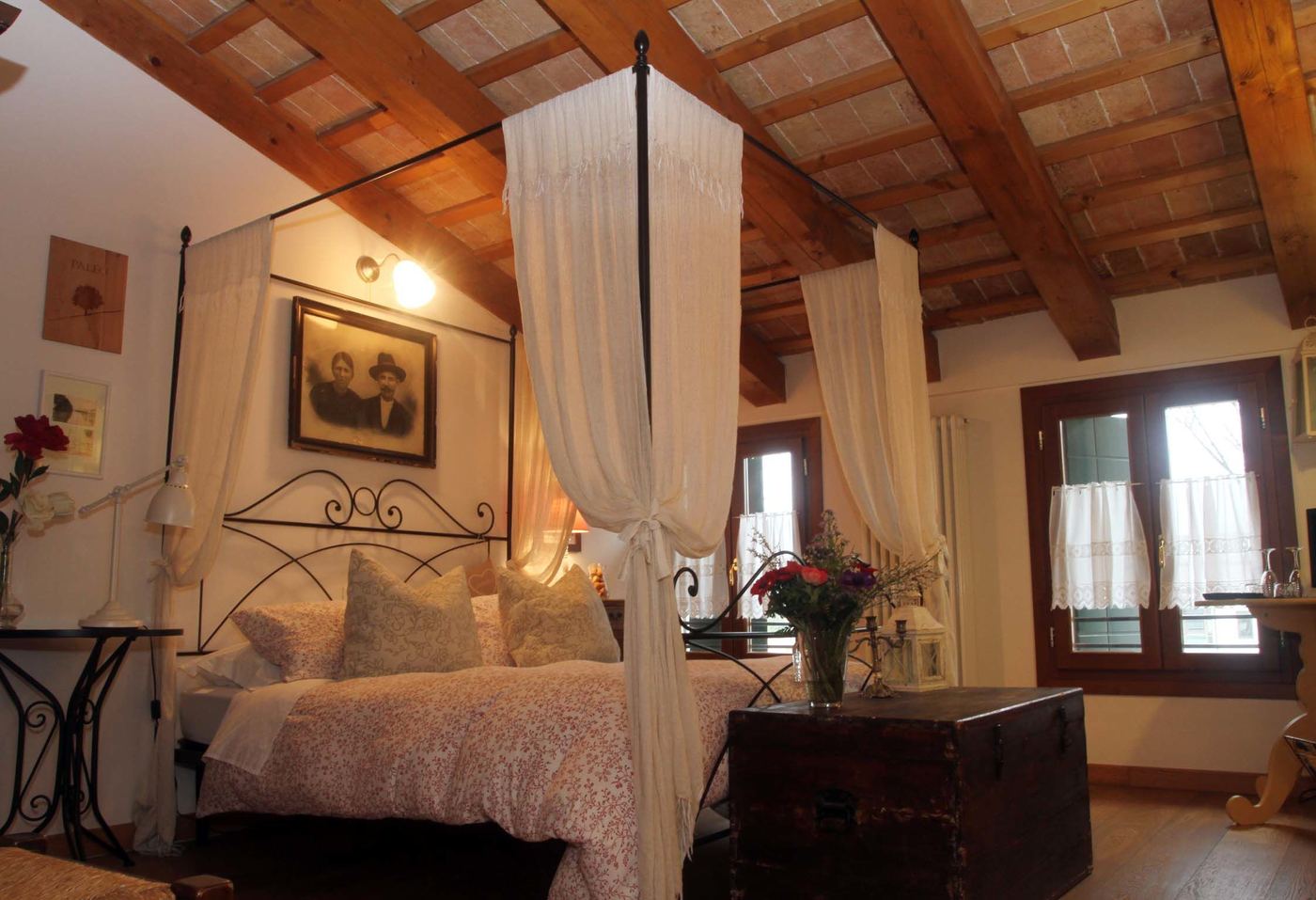 Camera con letto a baldacchino e tende bianche