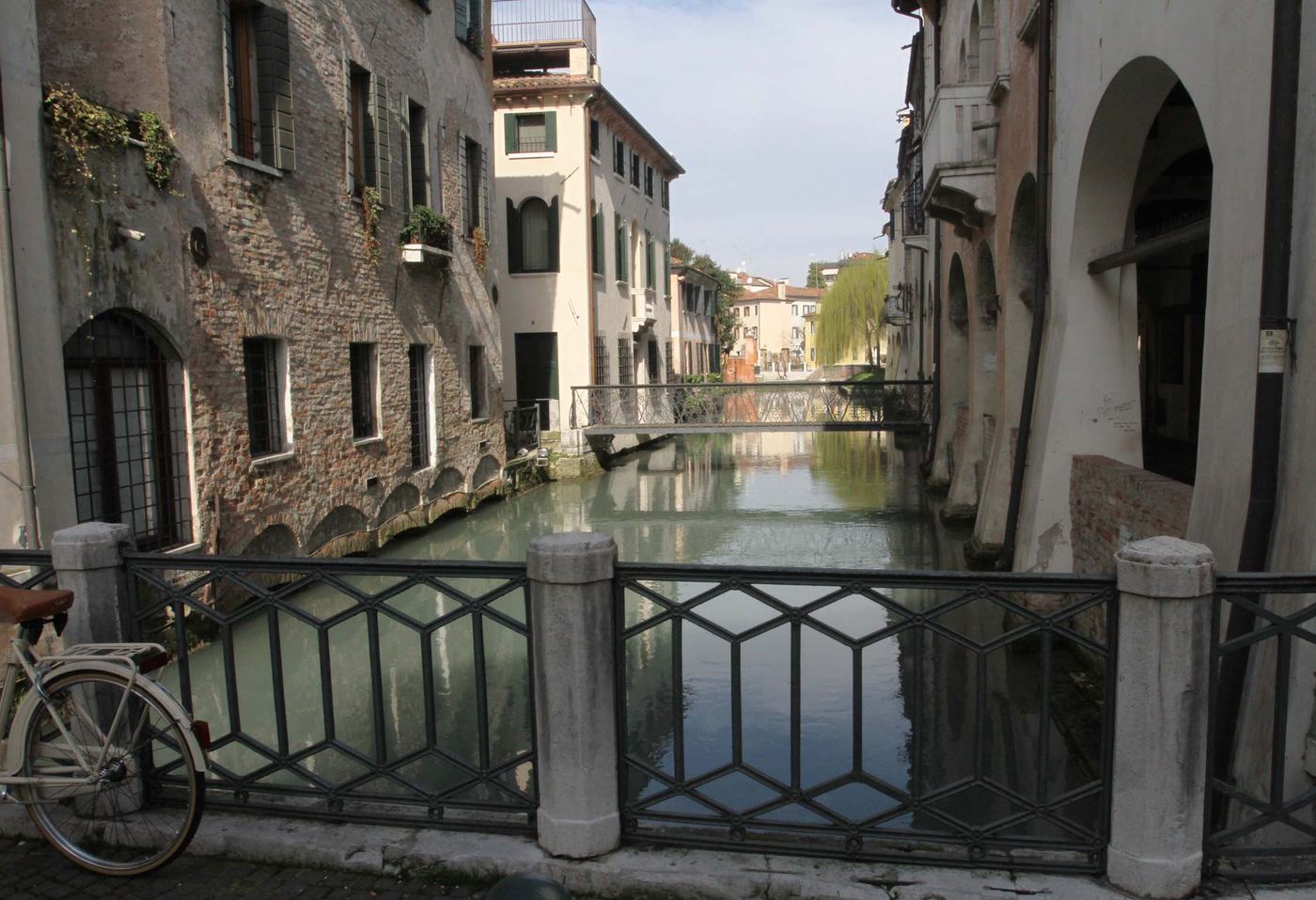 Un canale di Treviso con le case affacciate sull'acqua
