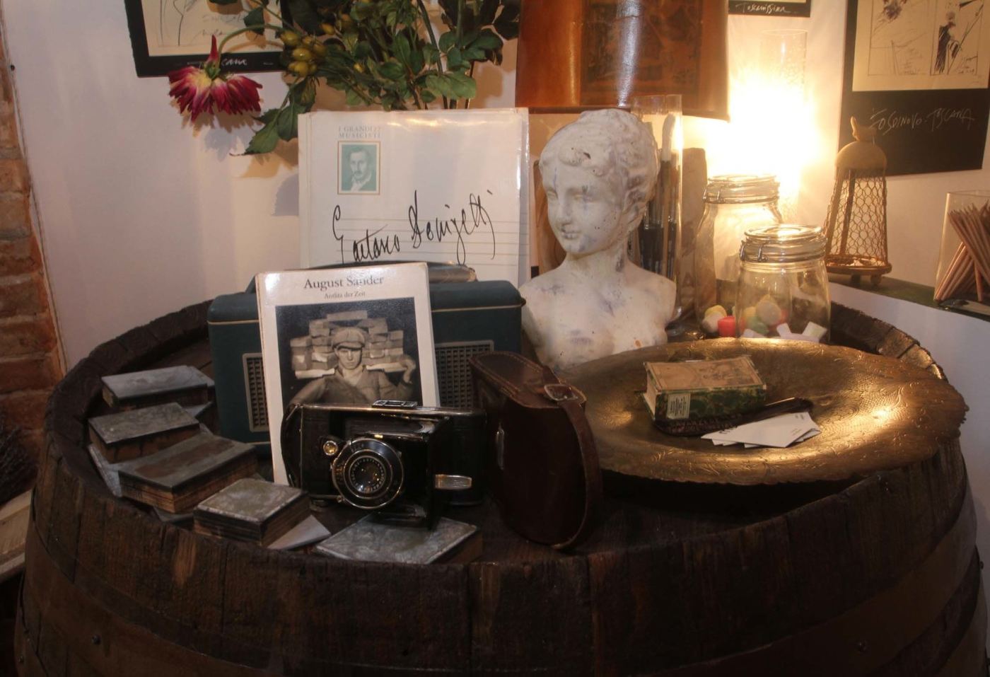 Una botte con busto, macchina fotografica d'epoca e vecchi libri