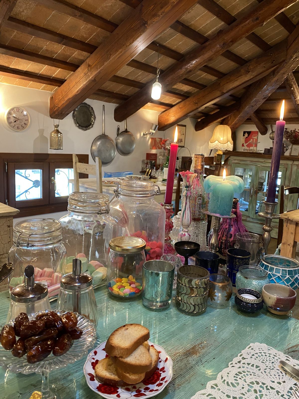 Vasi di biscotti, dolci e candele sul tavolo della colazione