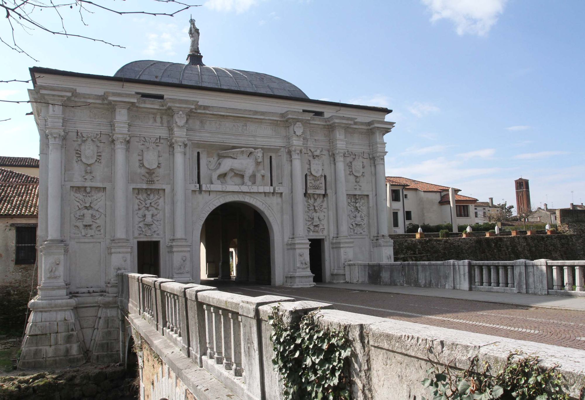 Porta San Tomaso a Treviso vista dal ponte, in una giornata di sole