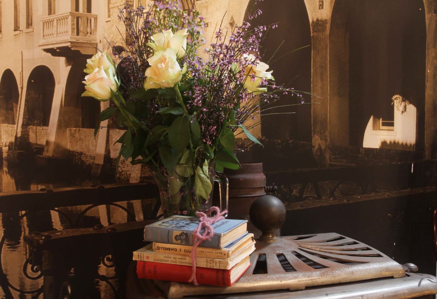 Libri legati con un nastro e un vaso di fiori