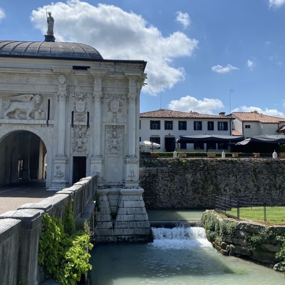 Porta San Tomaso sull'acqua, accanto alle mura